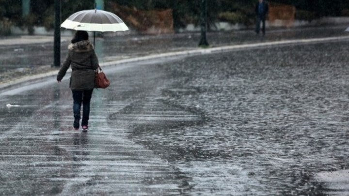 Καιρός: Νεφώσεις και τοπικές βροχές σήμερα, βελτίωση από την Παρασκευή – Μέτρα τροχαίας – Ωράριο καταστημάτων